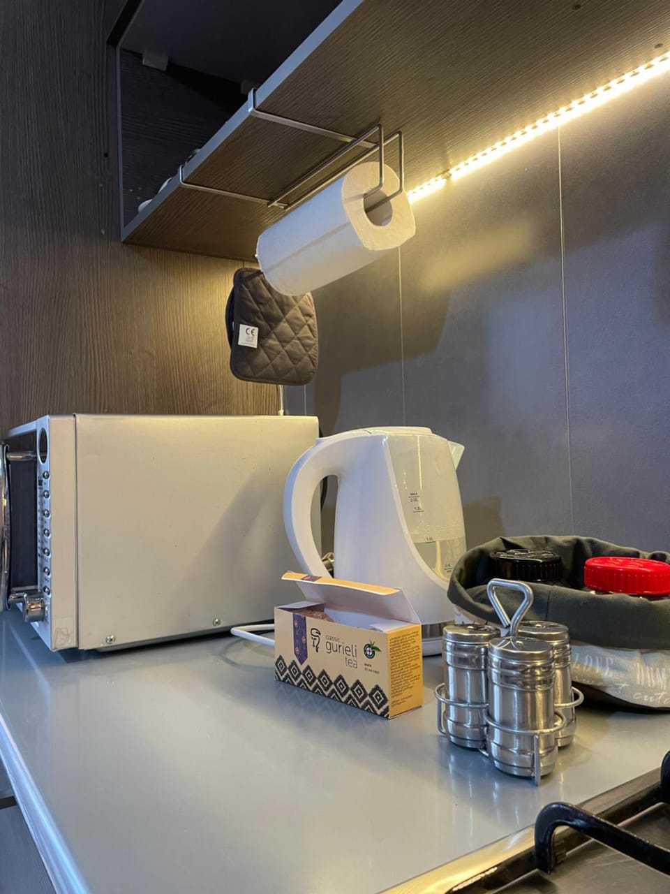 Kitchen or kitchenette, minibar, stove
