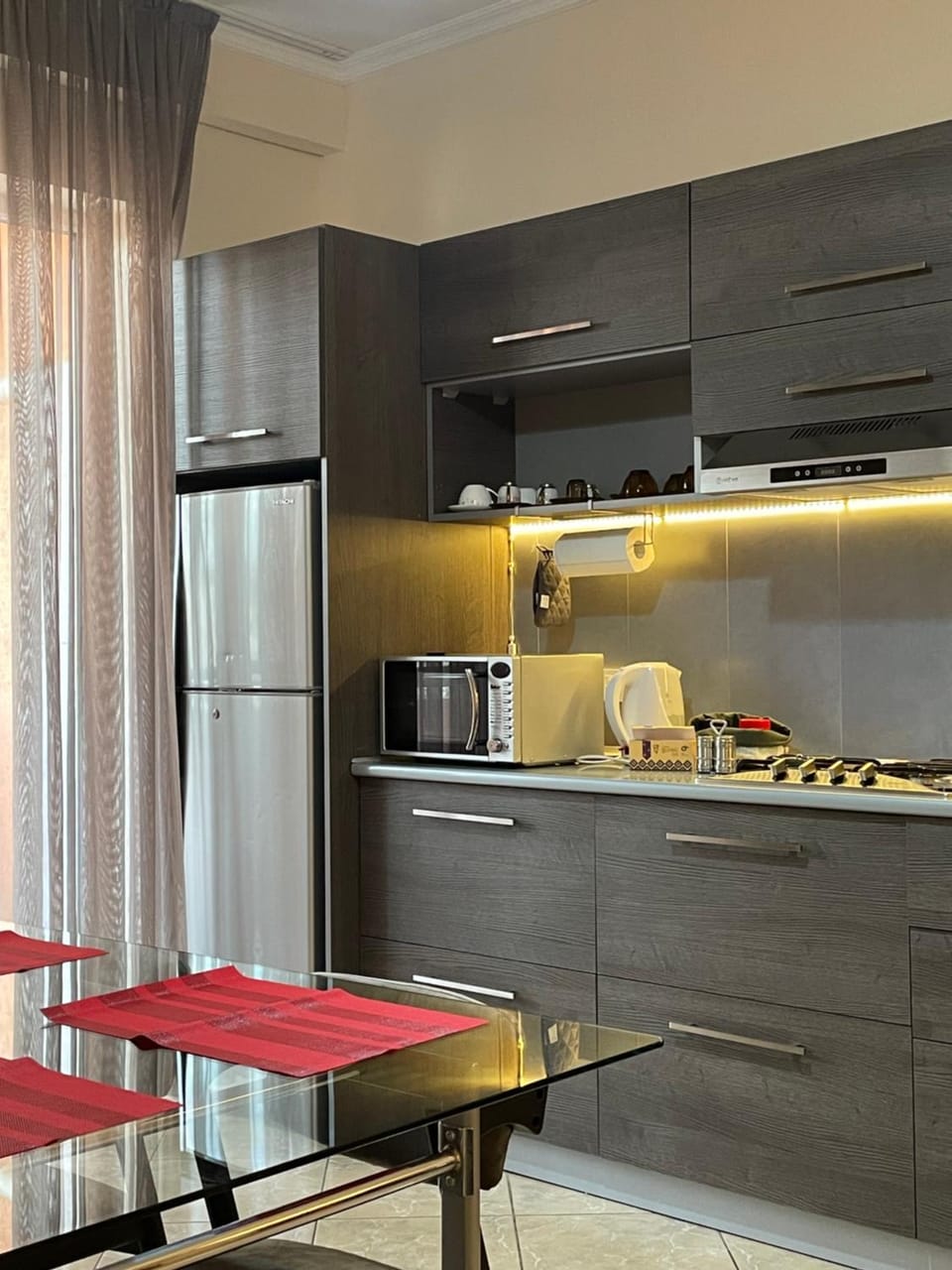 Kitchen or kitchenette, Dining area, minibar, stove