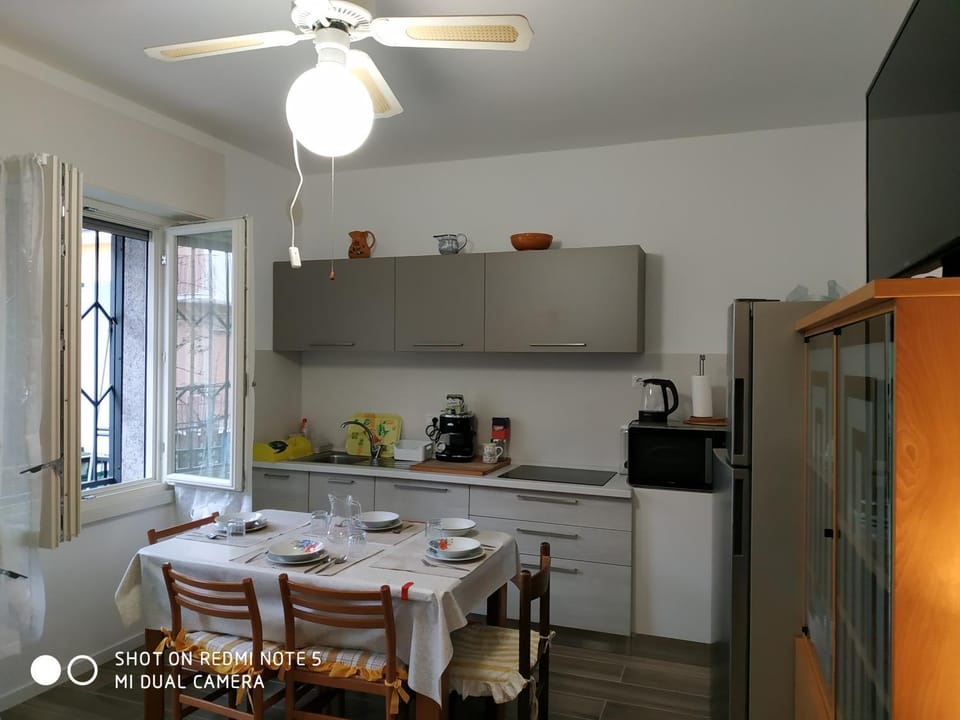 Kitchen or kitchenette, Dining area, fireplace, minibar, stove