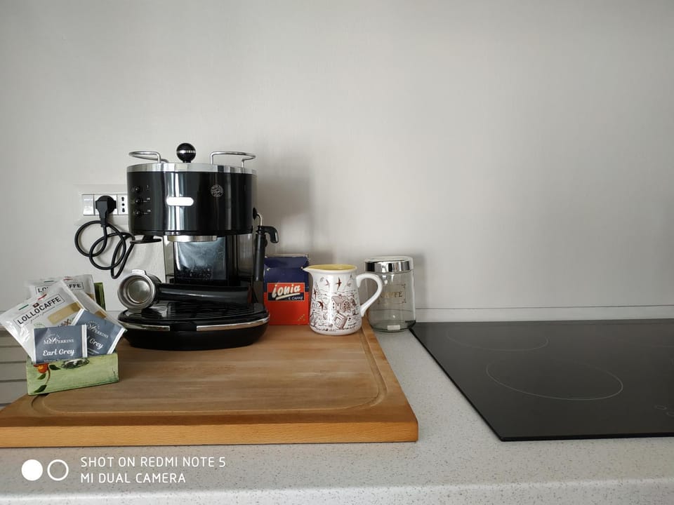 Coffee/tea facilities, Kitchen or kitchenette, stove
