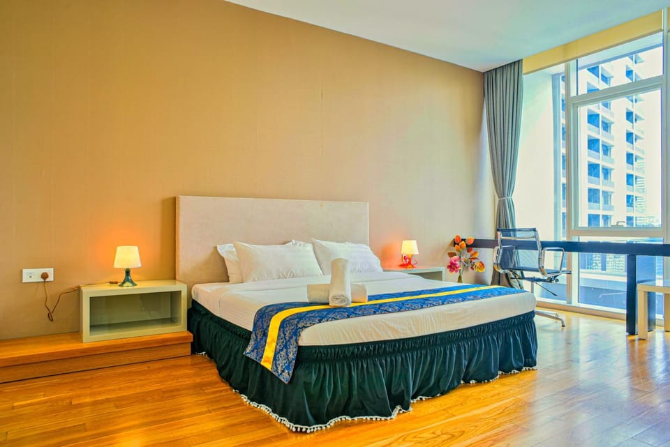 Bed, Photo of the whole room, Seating area, Bedroom