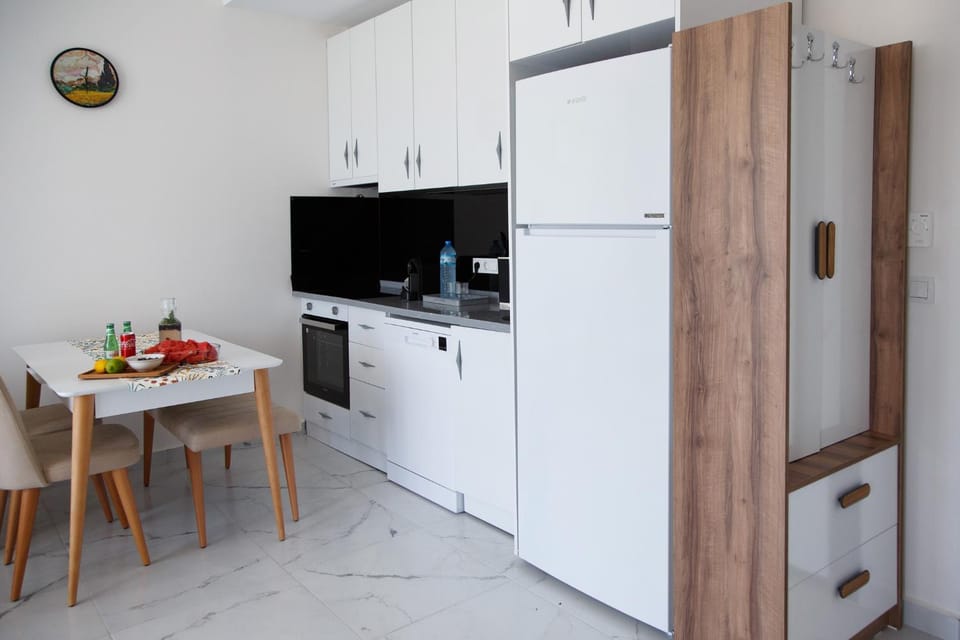 Kitchen or kitchenette, Dining area, dishwasher, minibar, pet friendly, stove