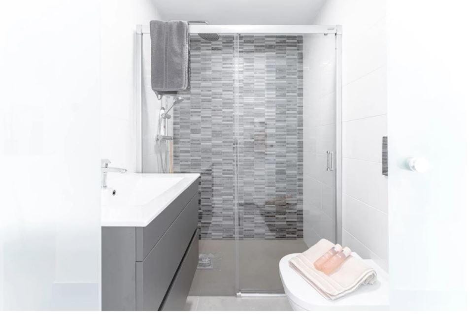 Shower, Bathroom, towels