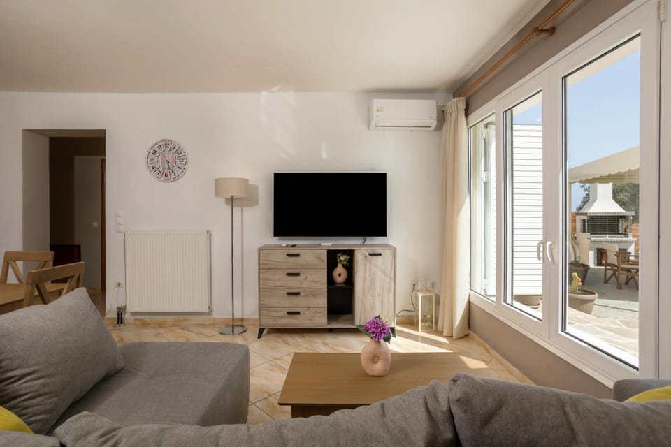 Communal lounge/ TV room, TV and multimedia, Living room