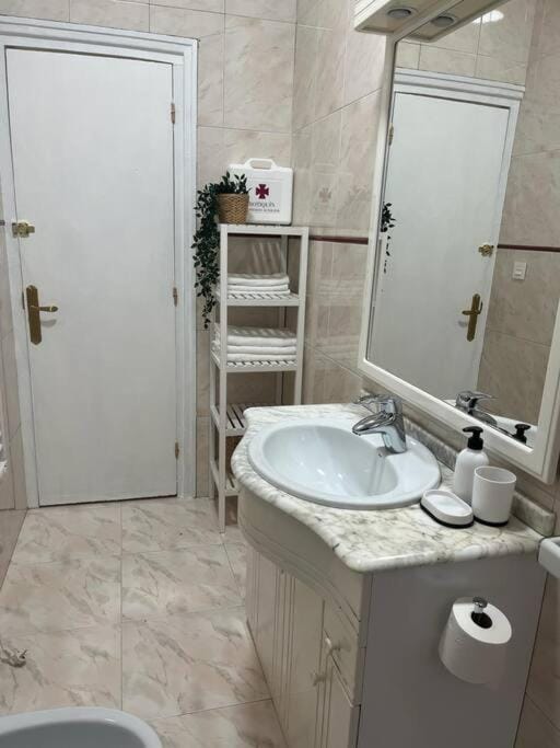 Toilet, Bathroom, towels