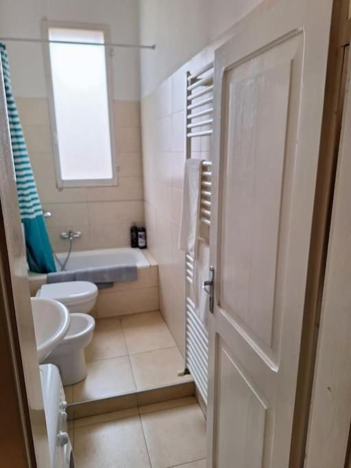 Shower, Toilet, Bathroom, towels