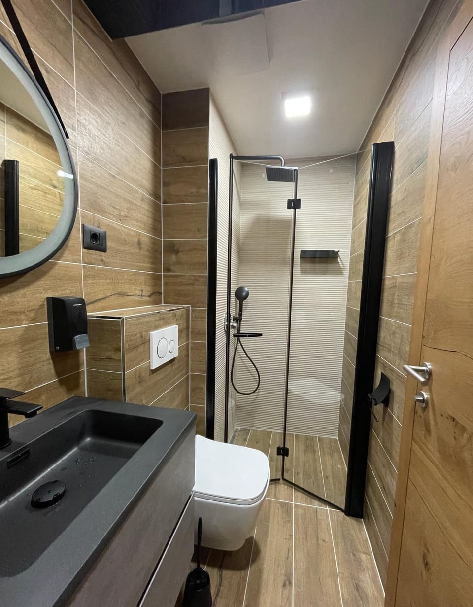 Shower, Toilet, Bathroom, towels