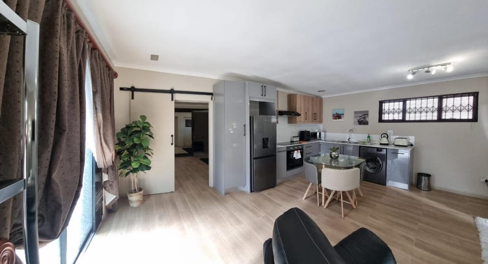 Kitchen or kitchenette, Dining area, minibar, pet friendly, stove, toaster