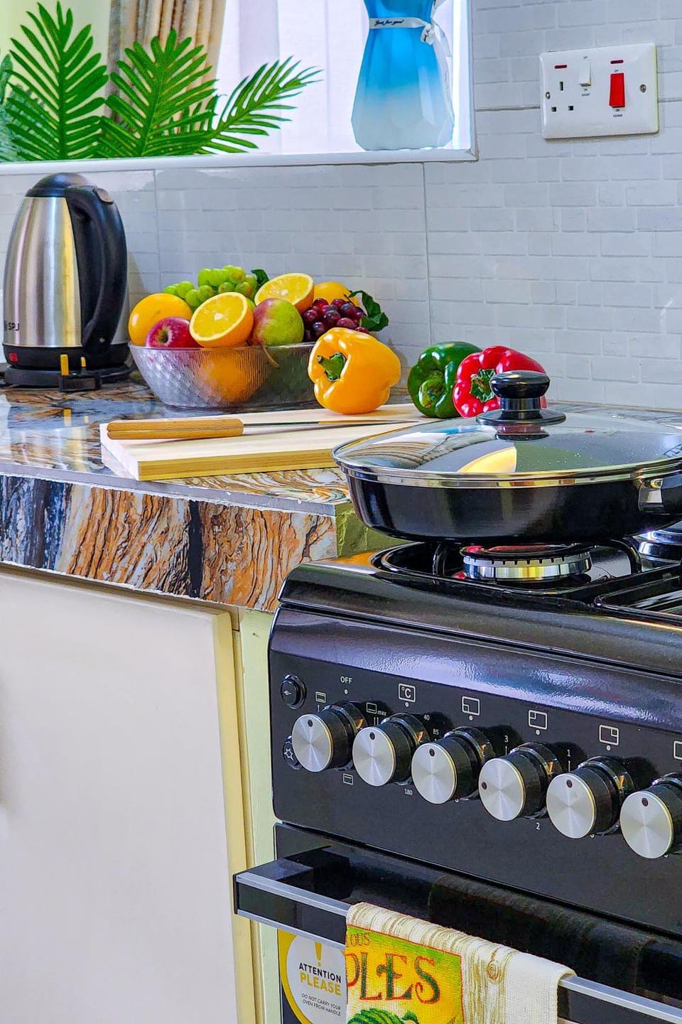 Kitchen or kitchenette, Food and drinks, Food, minibar, stove
