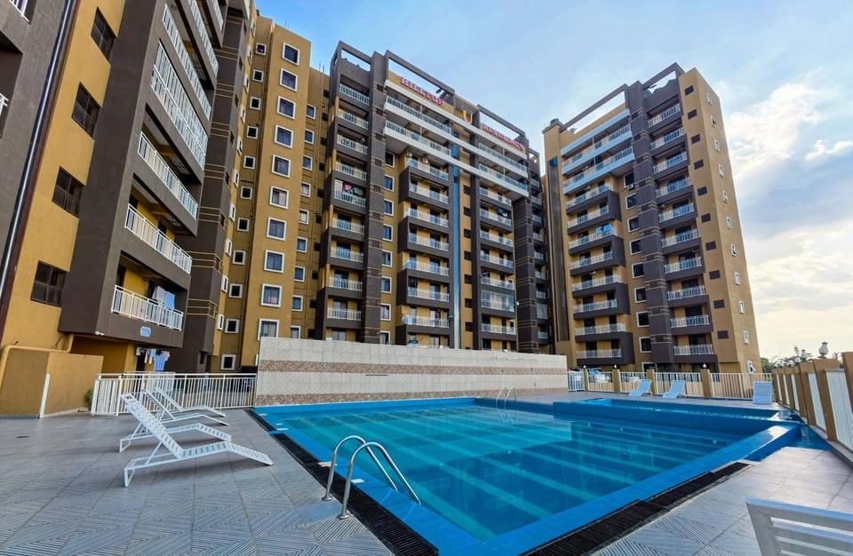 Property building, Day, Pool view, Swimming pool, sunbed