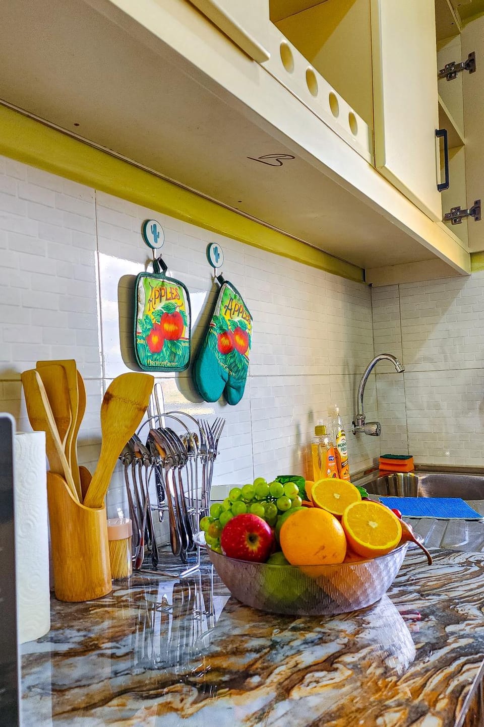 Kitchen or kitchenette, minibar