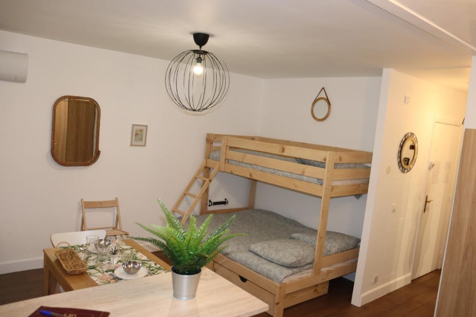 Bed, Photo of the whole room, bunk bed