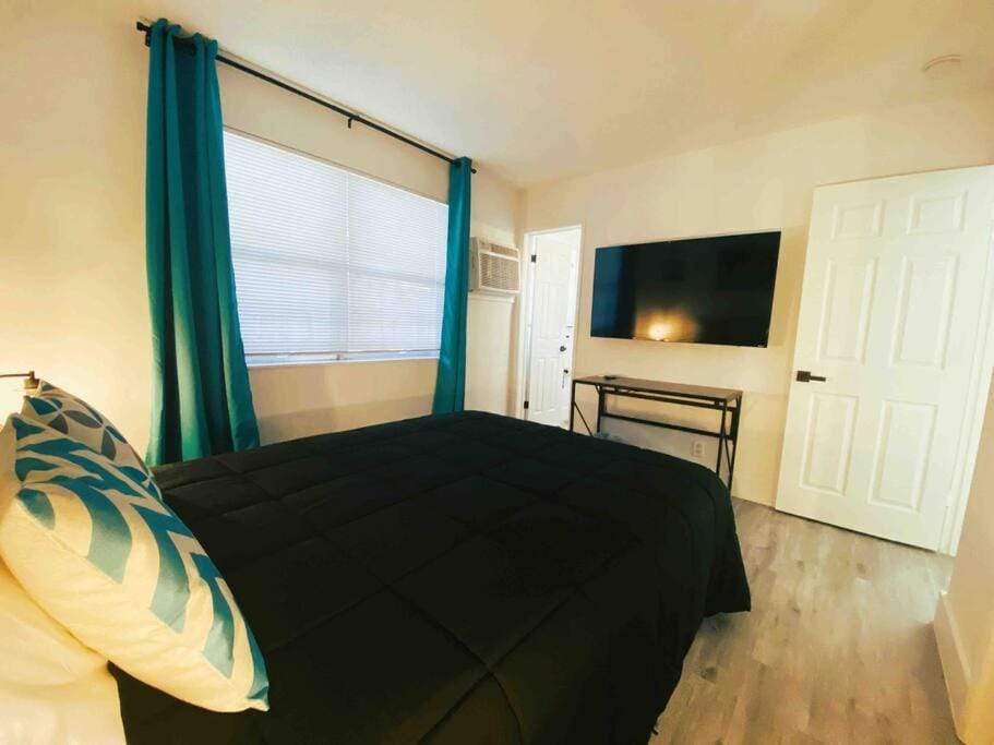 Bed, TV and multimedia, Bedroom