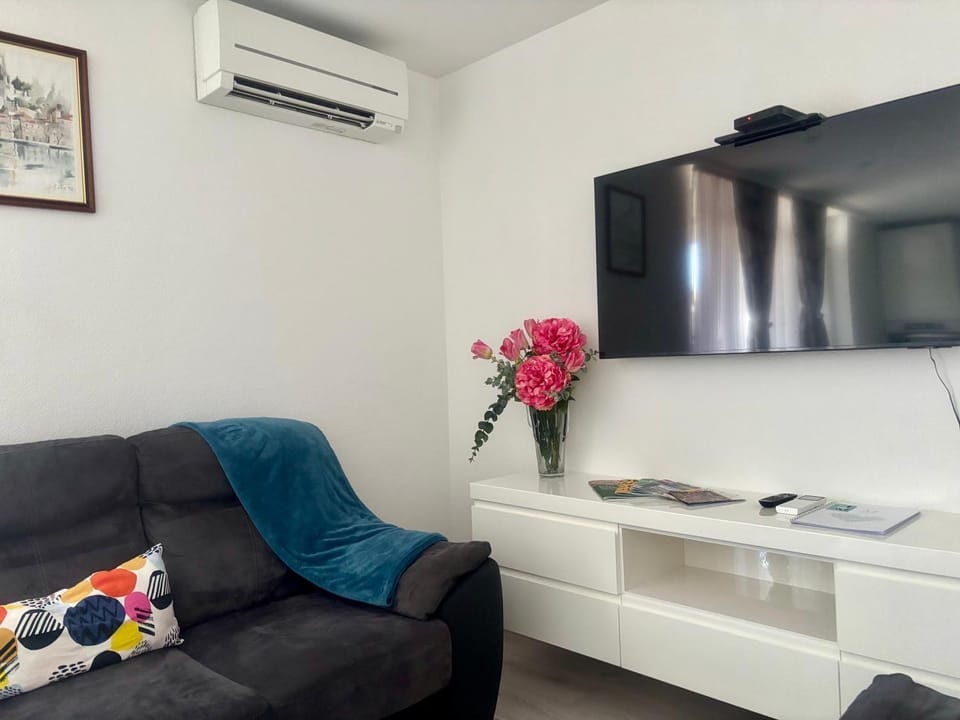 Property building, TV and multimedia, Living room, Decorative detail, internet, air conditioner
