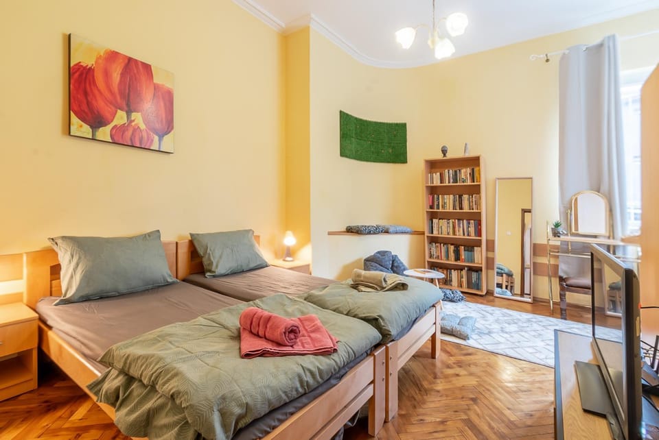 Bed, Library, Bedroom, towels