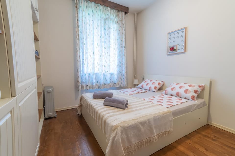 Bedroom, internet
