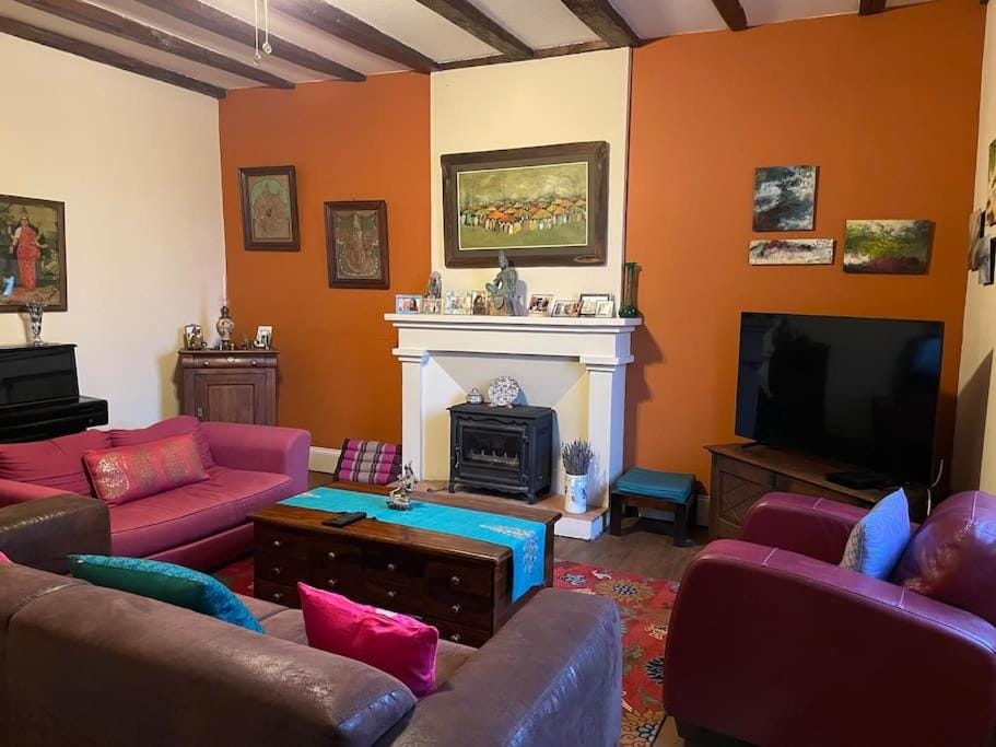 Communal lounge/ TV room, Game Room, TV and multimedia, Living room, Seating area, Evening entertainment, flat iron