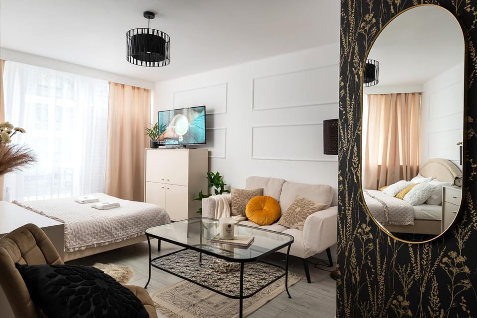 Bed, TV and multimedia, Living room, Photo of the whole room, Seating area, Bedroom