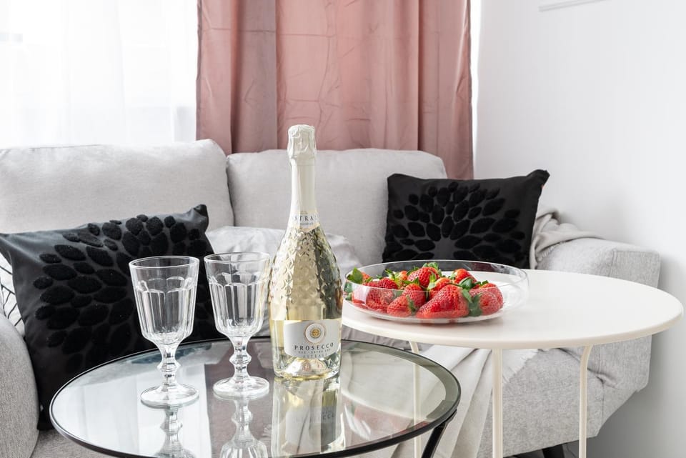 Living room, Seating area, Drinks
