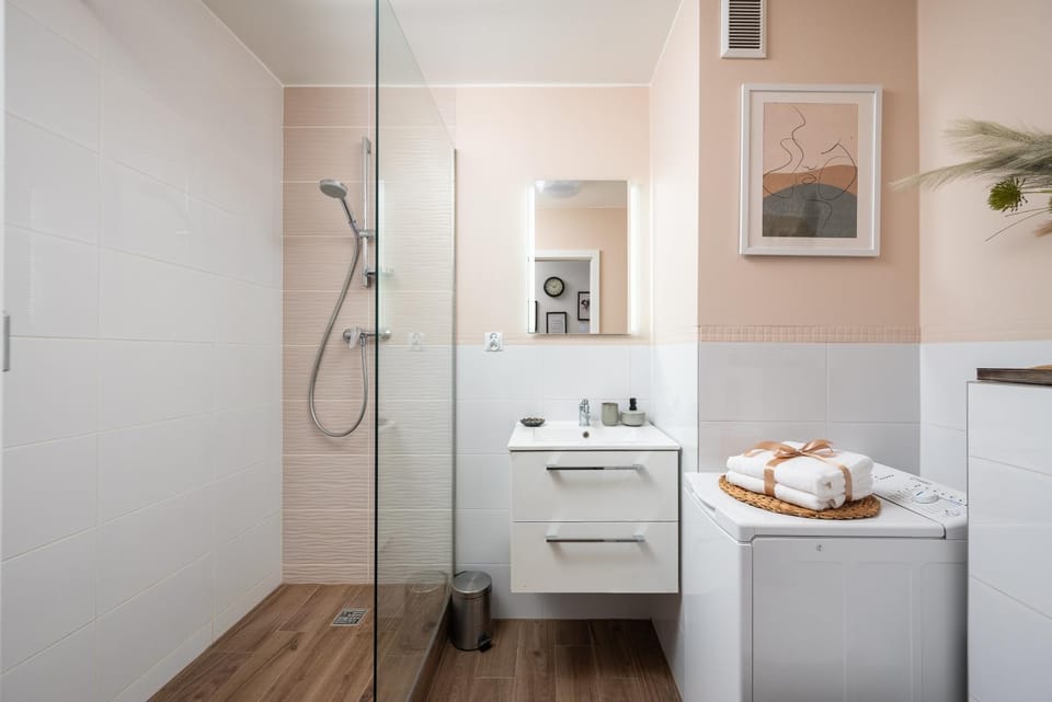 Shower, Toilet, Bathroom, heating, towels, washing machine