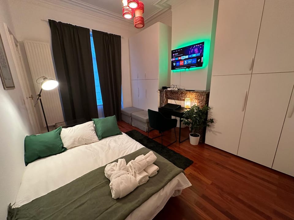 Bed, TV and multimedia, Photo of the whole room