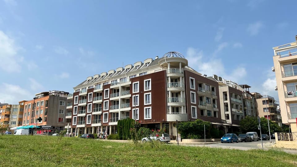 Property building, Neighbourhood, Parking