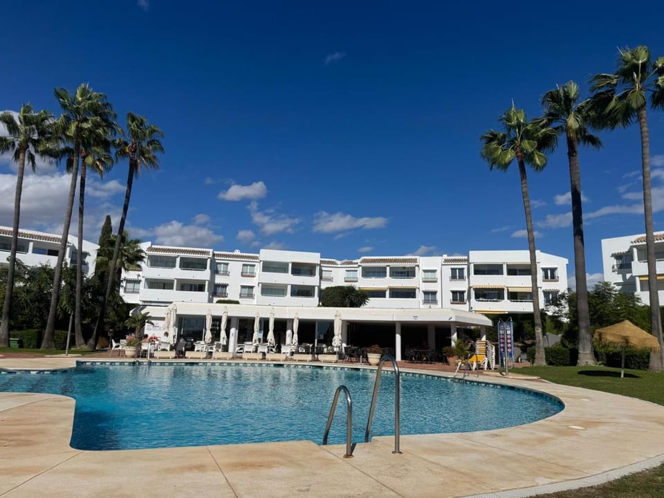 Restaurant/places to eat, Pool view