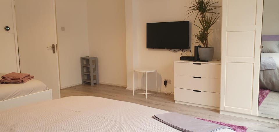 Bed, TV and multimedia, Photo of the whole room, Bedroom, wardrobe