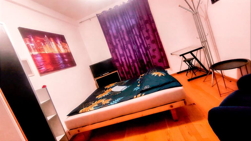 Bed, Seating area