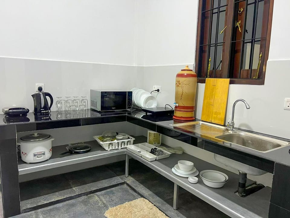 Kitchen or kitchenette, minibar, toaster