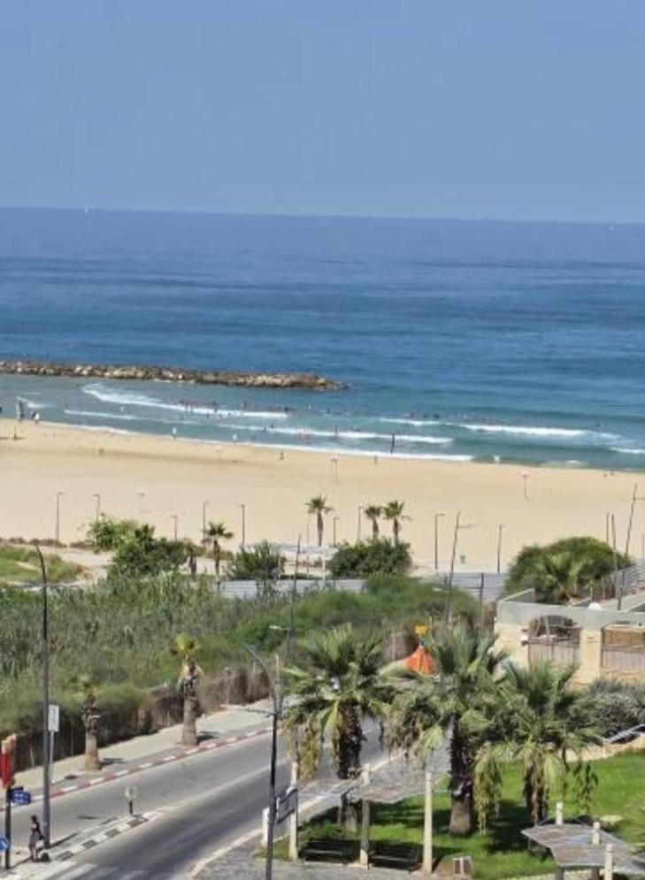 Sunset suite - step from the beach Apartment in South District