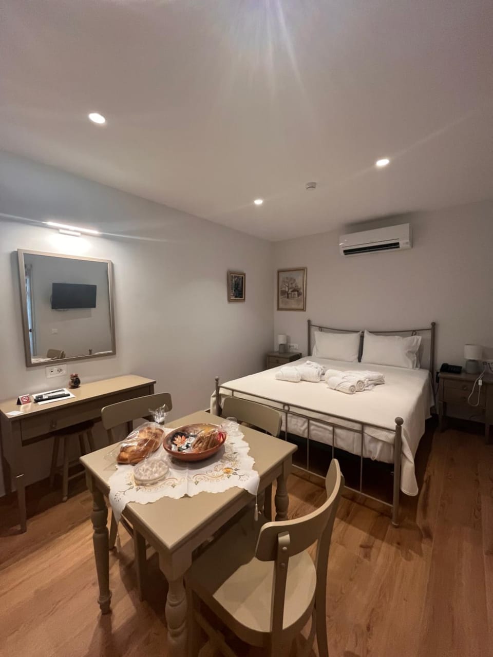 Bed, Photo of the whole room, Seating area