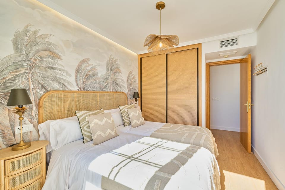 Photo of the whole room, Bedroom, wardrobe