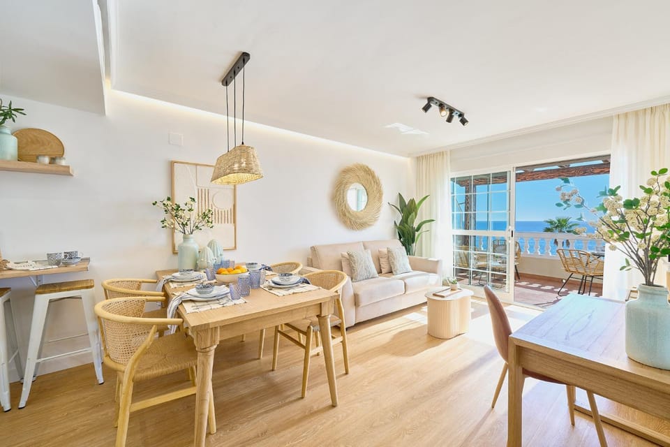 Seating area, Dining area