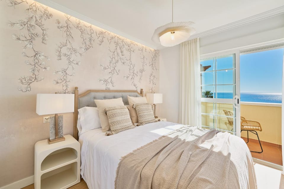 Photo of the whole room, Bedroom, Sea view