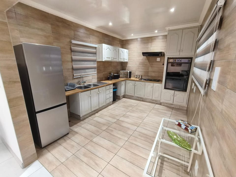 Kitchen or kitchenette, Dining area, minibar, toaster