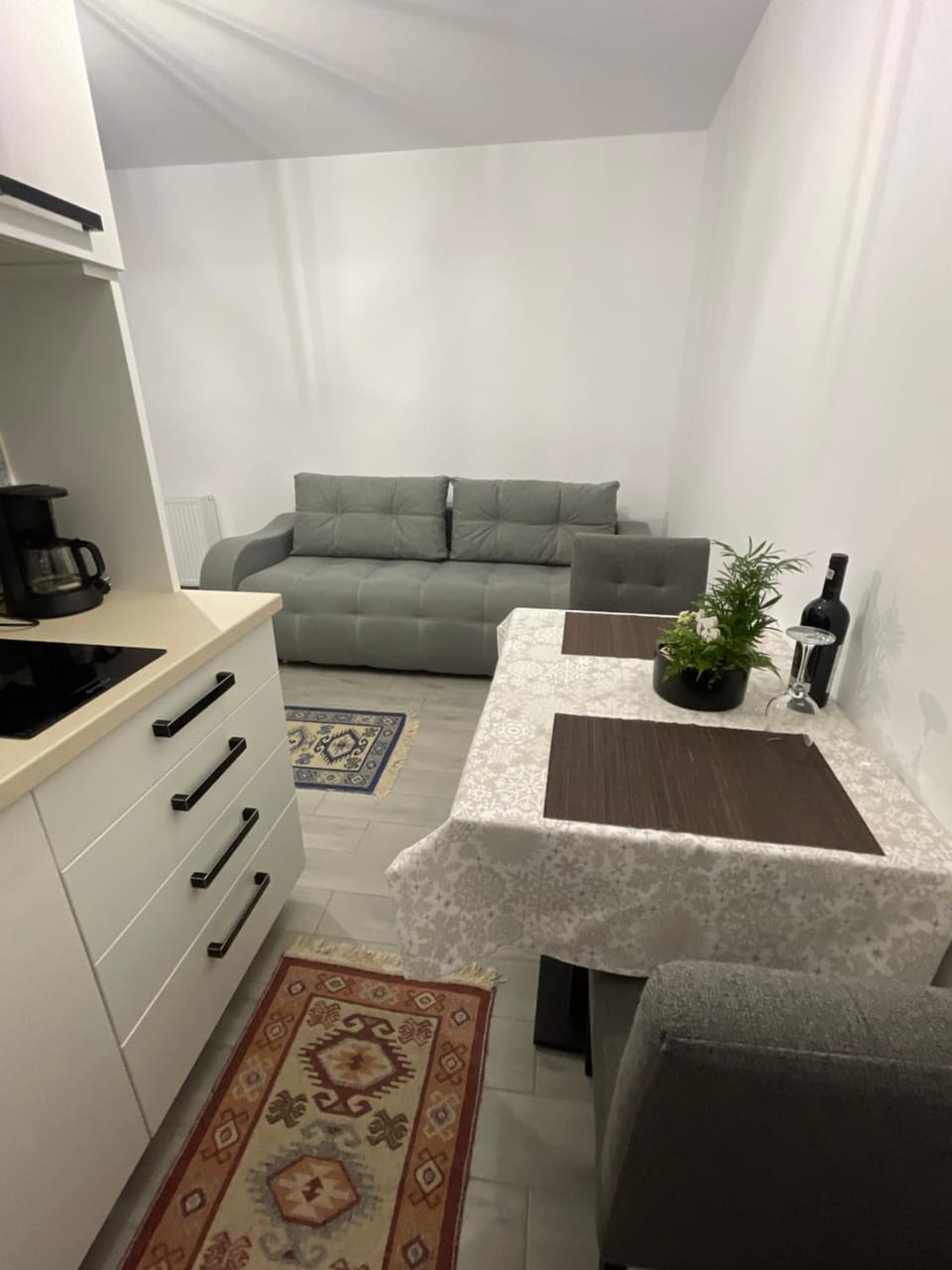Coffee/tea facilities, Kitchen or kitchenette, Living room, Seating area, Dining area