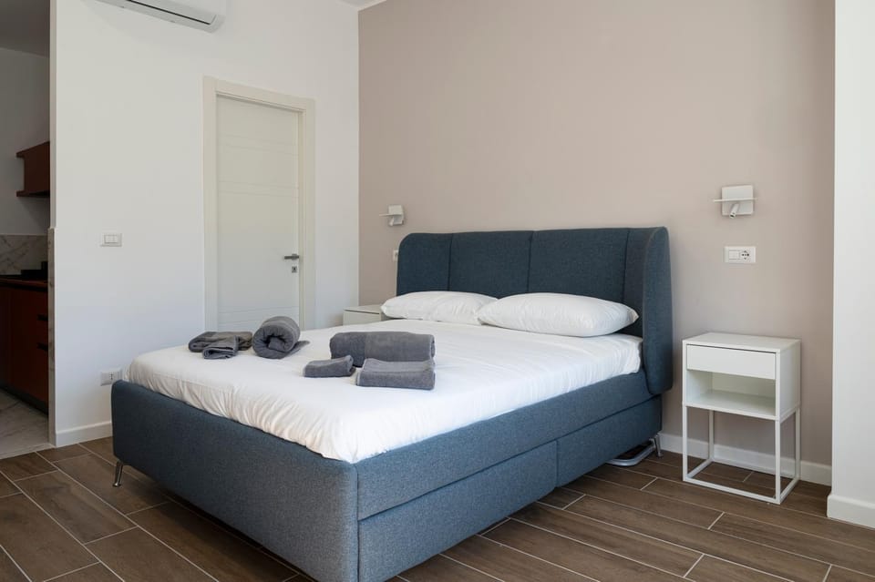 Bed, Photo of the whole room, Bedroom, towels