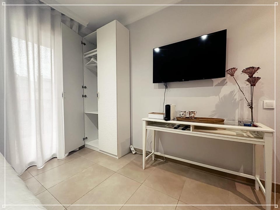 TV and multimedia, Coffee/tea facilities, wardrobe