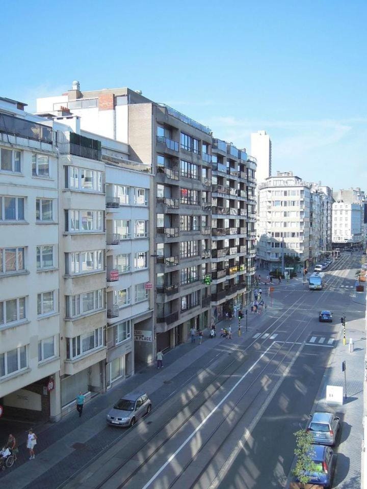 Neighbourhood, Location