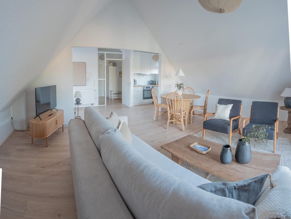 Kitchen or kitchenette, Living room, Seating area, Dining area