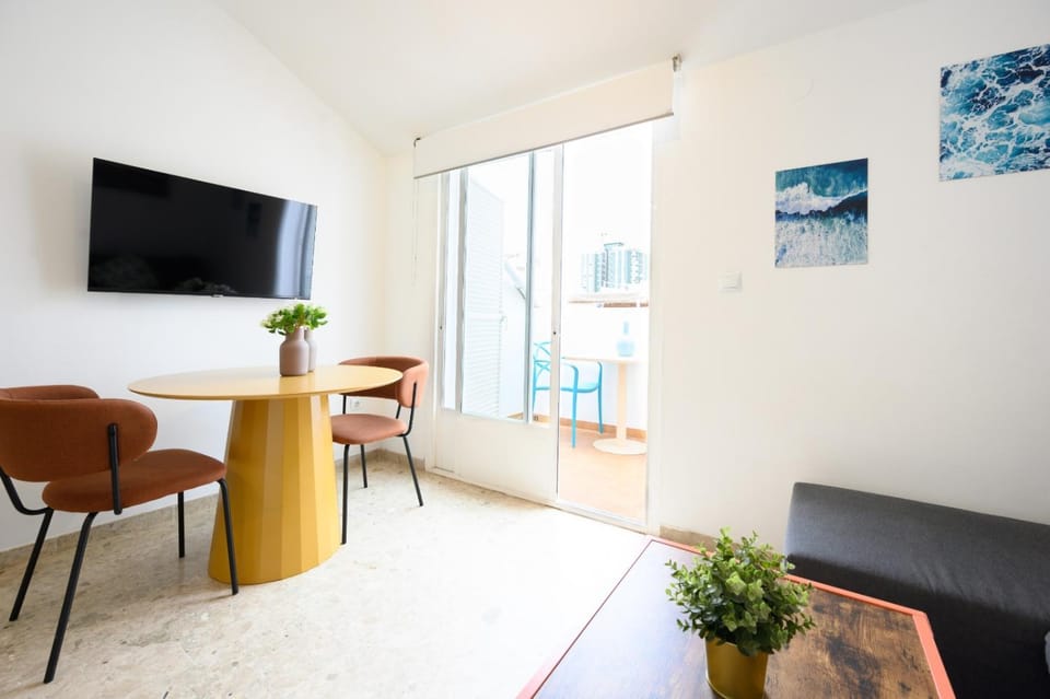 TV and multimedia, Living room, Seating area, Dining area, internet, internet, air conditioner, air conditioner