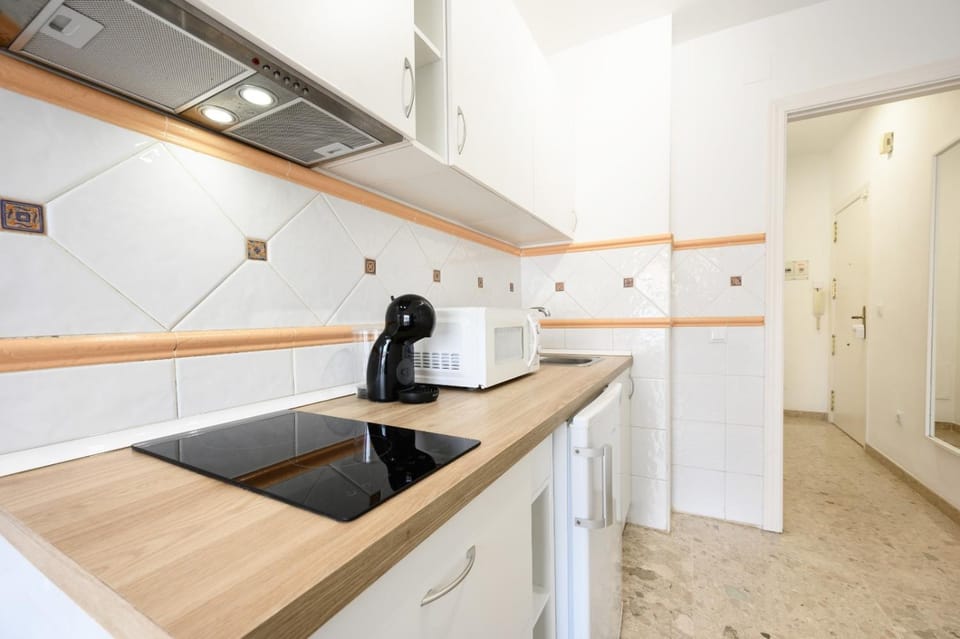 Coffee/tea facilities, Kitchen or kitchenette, internet, internet, microwave, stove, toaster
