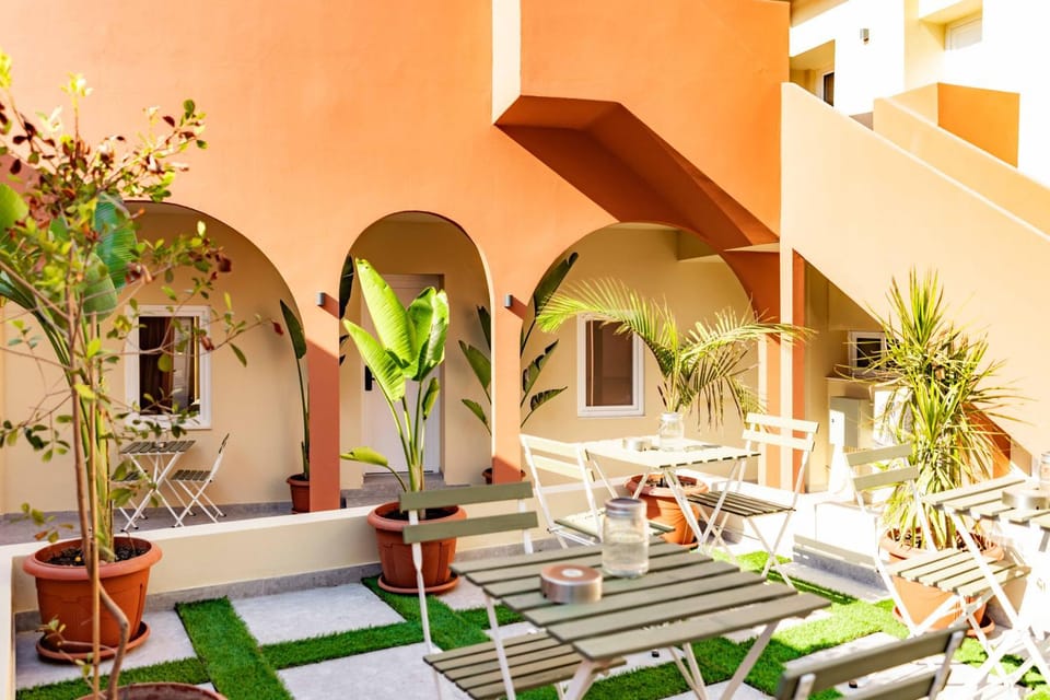 Property building, Patio, Day, Garden, View (from property/room), Balcony/Terrace, Seating area, Dining area, Garden view