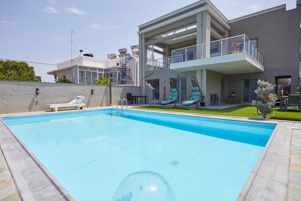 Property building, Day, Pool view, Swimming pool, sunbed