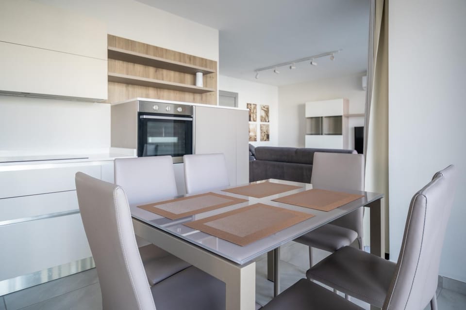 Dining area, pet friendly, kitchen