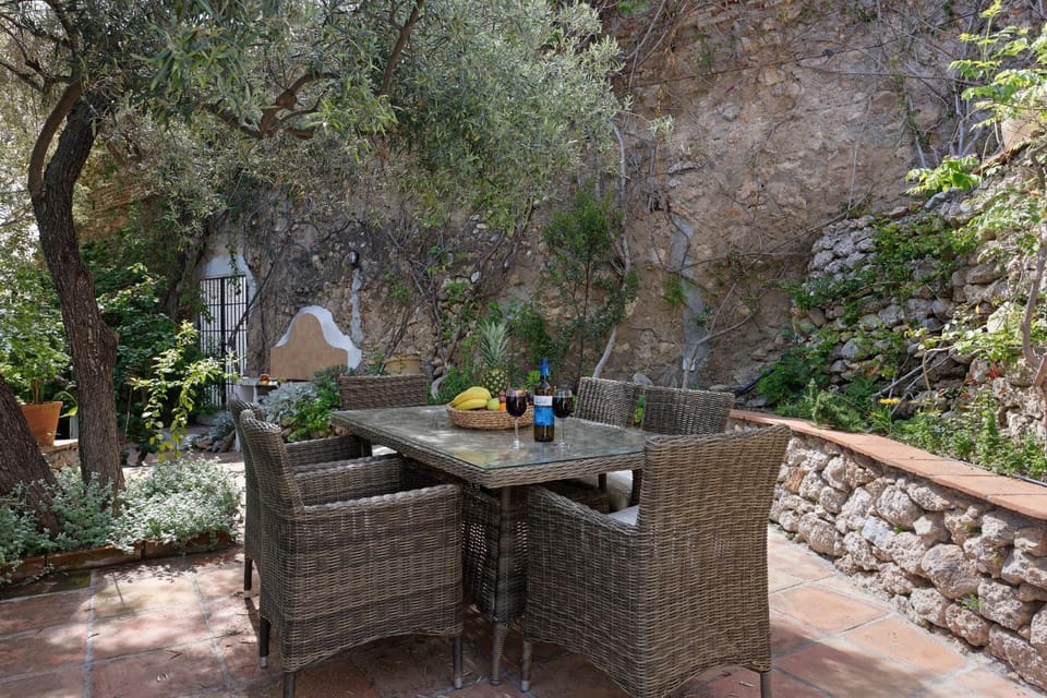 Patio, Day, Garden, Seating area, Dining area, Garden view