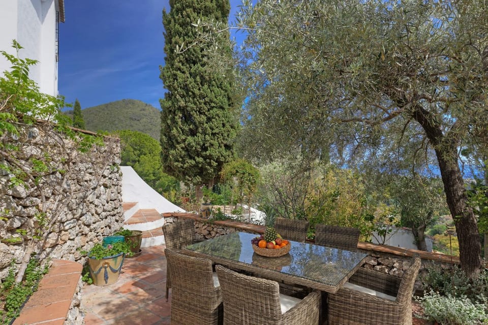 Patio, Day, Natural landscape, Garden, Seating area, Dining area, Garden view, Mountain view
