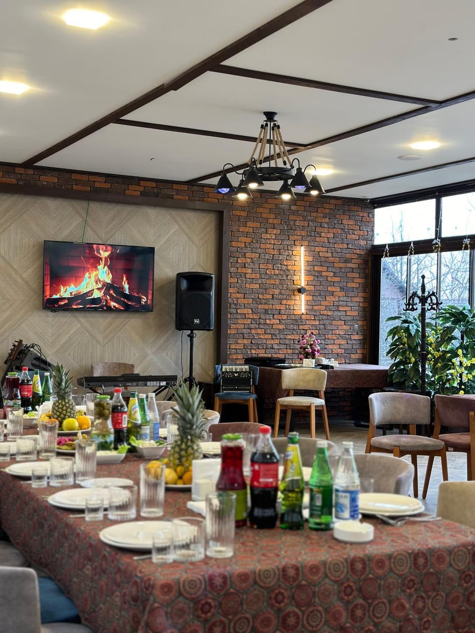 Restaurant/places to eat, TV and multimedia, Food and drinks, Banquet/Function facilities, Food, Drinks, Alcoholic drinks