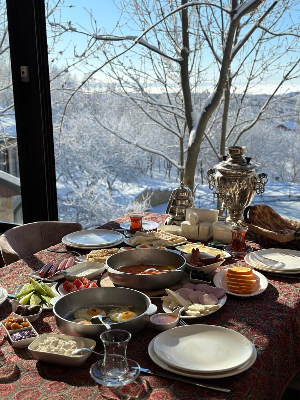 Restaurant/places to eat, Day, Natural landscape, Food and drinks, Dining area, Food, Mountain view, Breakfast, Drinks